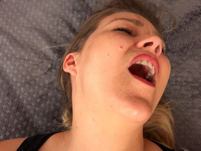 fu*k, meine fo**e hat den Plug verschl**kt!