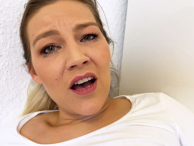 DaddysLuder Porno Video: Ich bin so fertig! Keine normale Frau würde ihrer fo**e das antun