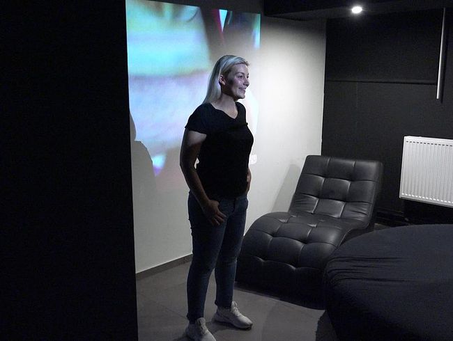 DaddysLuder Porno Video: Mein erstes Mal im p*rnokino! Squirt vor Publikum