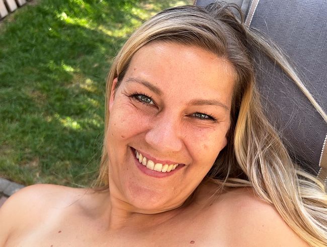 DaddysLuder Porno Video: Splitternackt im Garten gepi**t