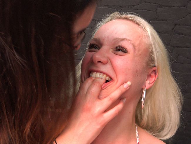 DaddysLuder Porno Video: Teenie wird richtig fertig gemacht! Freundin fi**t sie und ich bringe ihre fo**e 3-mal zum Squirten